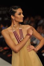 Model walks the ramp for Saboo Fine Jewels Show at IIJW Day 4 on 22nd Aug 2012 (120).JPG
